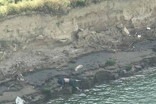 Phát hiện thi thể một người đàn ông trôi dưới chân cầu Yên Xuân