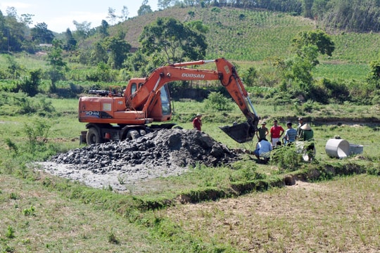 Người dân vùng cao Nghệ An đào giếng dọc suối tìm nước sinh hoạt