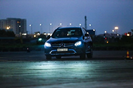 Tài xế cần sử dụng đèn ra sao khi lái xe vào ban đêm?