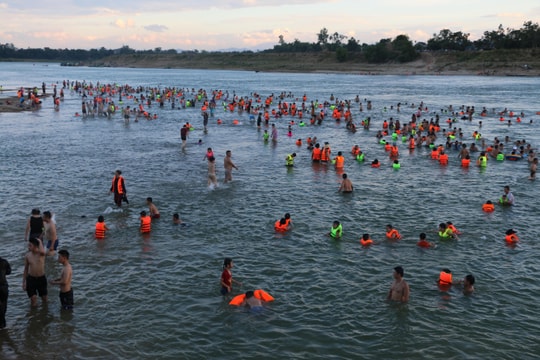 Bãi tắm khổng lồ trên sông Lam được ví như 'Cửa Lò của Đô Lương'