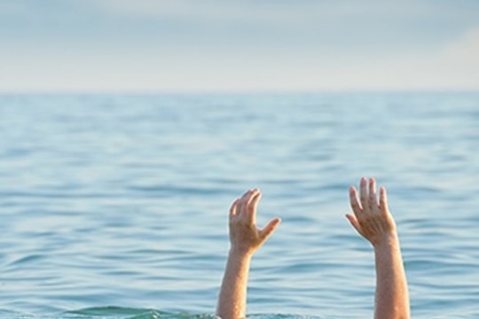 Đưa con đi tắm sông Lam, cán bộ địa chính xã ở Nghệ An đuối nước thương tâm