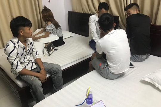 Cô gái bị bắt khi đang ‘đập đá’ cùng 4 thanh niên trong khách sạn ven biển Nghệ An