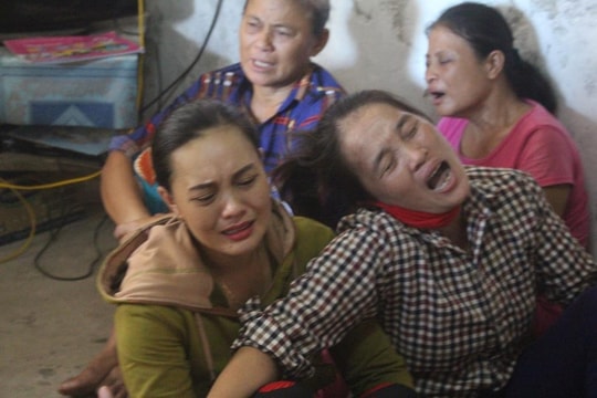 Người dân làng biển Nghệ An khóc ngất, lo lắng chờ tin tức 9 ngư dân mất tích