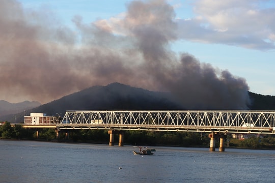 Lửa lan gần trạm xăng, huyện Nghi Xuân kiến nghị Nghệ An chi viện cứu rừng Hồng Lĩnh khẩn cấp 