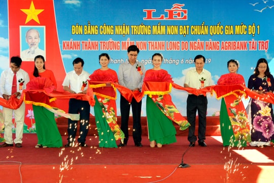 Phó Chủ tịch UBND tỉnh Lê Ngọc Hoa cắt băng khánh thành trường mầm non ở Thanh Chương