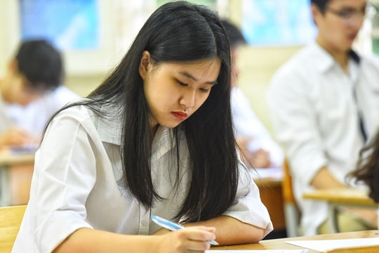 Điểm thi được quyết định thế nào khi 2 giám khảo chấm khác nhau?