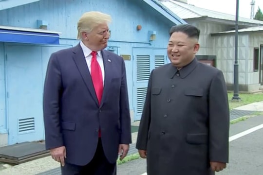 Tổng thống Trump đi vào lịch sử khi bước qua giới tuyến liên Triều
