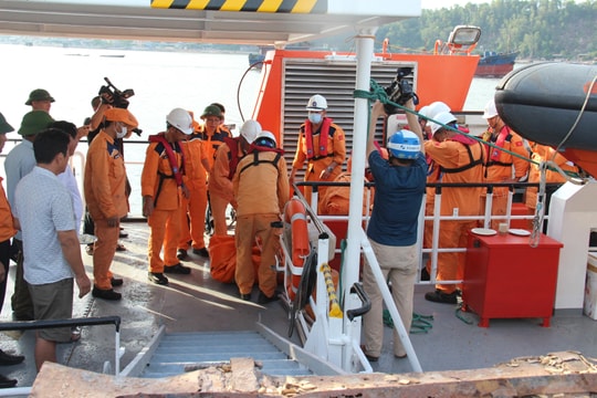 Nghệ An đón 2 thuyền viên và 1 thi thể trên tàu cá bị đâm chìm vào bờ