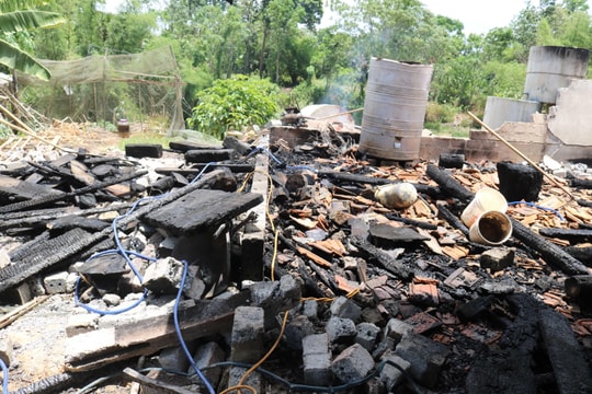 Ngôi nhà gỗ 4 gian ở Nghệ An bị lửa thiêu rụi trong nắng nóng