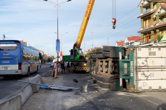 Xe container lật nghiêng trên Quốc lộ 1A, giao thông ách tắc