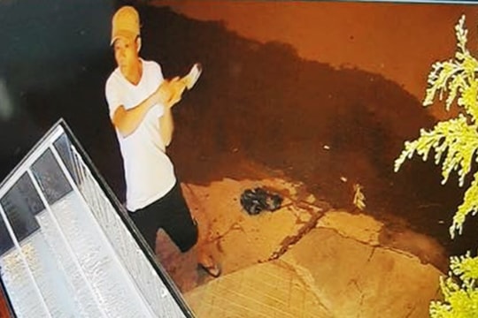 Truy bắt đối tượng táo tợn dùng búa đập tủ kính, cướp vàng