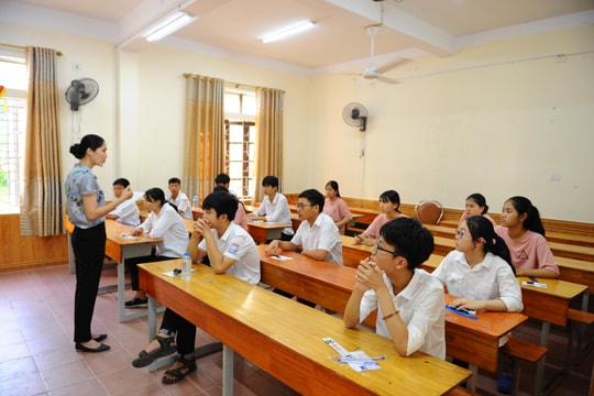 Trường Phan Bội Châu công bố điểm chuẩn, TP Vinh 'thắng' mùa thủ khoa