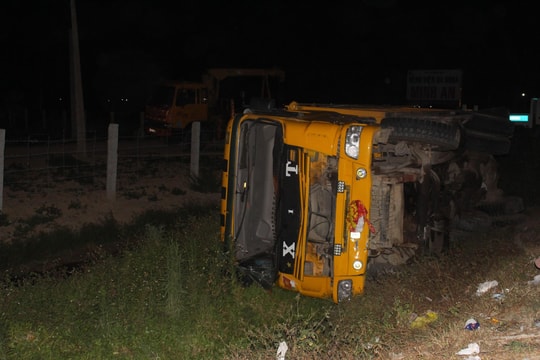 Ô tô tải 'nuốt' xe máy vào gầm rồi lật nghiêng, 2 tài xế thoát chết trong gang tấc