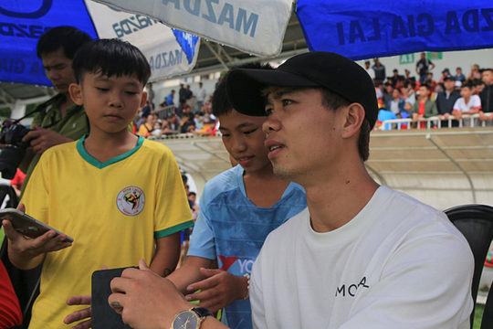 Công Phượng sang Bỉ ở 'dưới trướng' ông trùm phim 18+ 