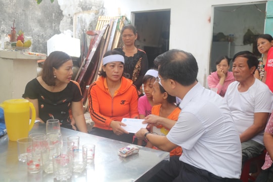 Ủy ban MTTQ tỉnh Nghệ An thăm hỏi các gia đình thuyền viên gặp nạn tại Quỳnh Lưu