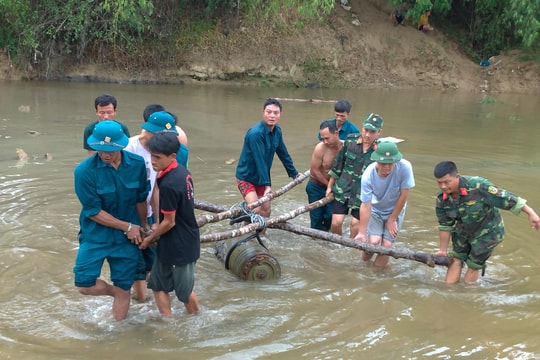 Sông cạn, người dân ở Nghệ An phát hiện bom 'khủng' giữa dòng