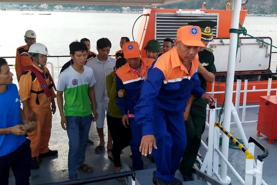 Đưa đội tìm kiếm và 7 thuyền viên sống sót trên tàu cá Nghệ An gặp nạn vào bờ