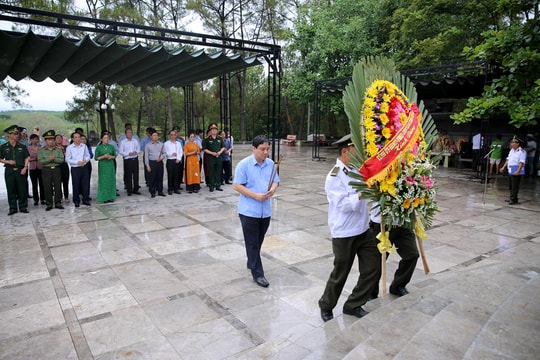 Đoàn đại biểu Nghệ An dâng hương tưởng niệm tại Nghĩa trang liệt sĩ Quốc gia Trường Sơn và Đường 9