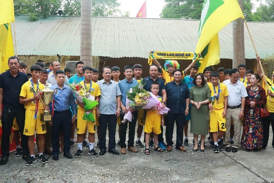Người hâm mộ xứ Nghệ chào đón các nhà vô địch U15 SLNA trở về