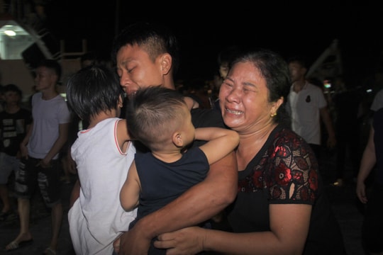 Giây phút trùng phùng của 7 thuyền viên sống sót với người thân sau vụ chìm tàu
