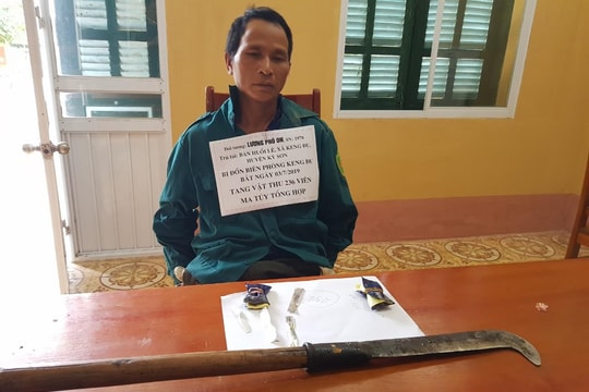 Bắt con nghiện dắt dao quắm bên mình khi vận chuyển ma túy