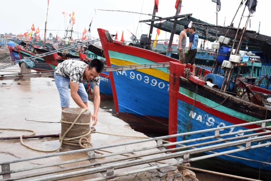 Nghệ An khẩn trương kêu gọi tàu thuyền vào bờ tránh, trú bão số 2 