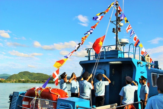 Lễ thượng cờ tàu HQ tại Cảng Bến Thủy