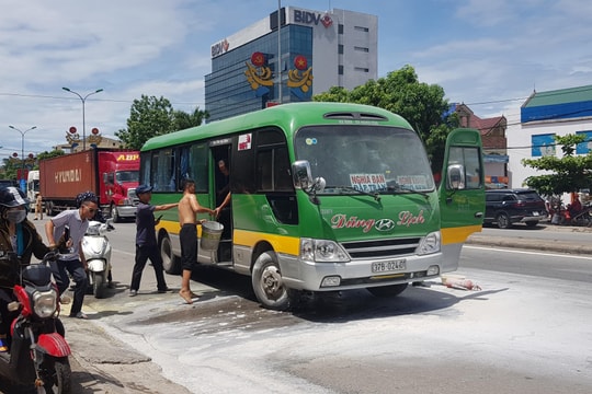 Xe khách chở 13 người bốc cháy trên quốc lộ 1A 