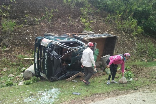     Xe tải lật trên dốc cao, tài xế thoát chết