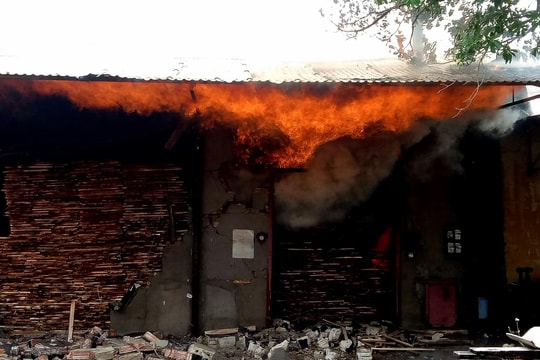 Cháy lớn ở lò sấy gỗ tại Nghệ An