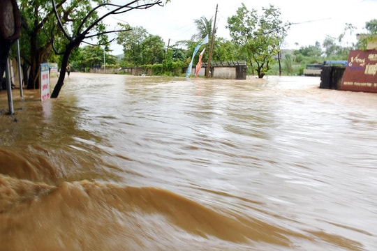 Nghệ An: Mưa lớn gây vỡ kênh thủy lợi và hàng trăm hộ dân bị ngập