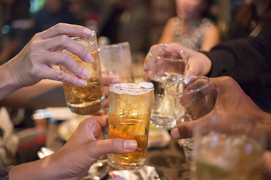 Có nên nhậu sau khi chơi thể thao?