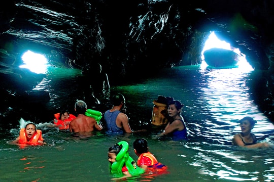 Nắng nóng trở lại, du khách nhộn nhịp đổ về hang Mắt Rồng (Quỳnh Lưu)