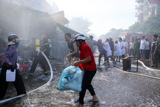 Cháy ki-ốt chợ Hưng Dũng (TP Vinh)