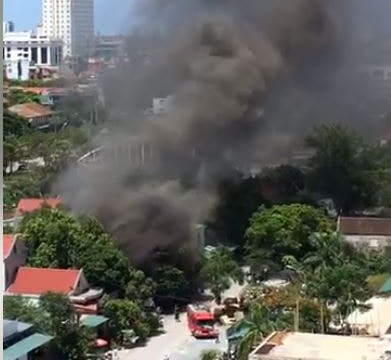 Cháy ở cửa hàng vật liệu xây dựng, khói bao trùm cả khu Cửa Tiền