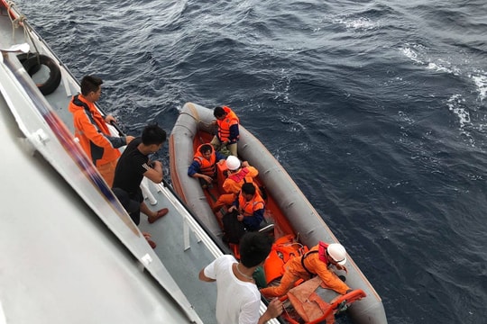 2 ngư dân theo tàu ra khơi tham gia tìm kiếm 9 thuyền viên Nghệ An mất tích