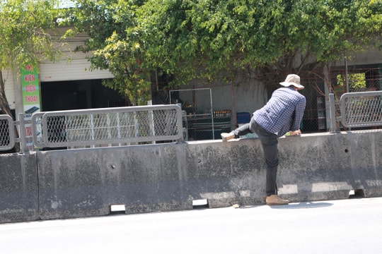 Bất chấp nguy hiểm, nhiều tấm chống lóa trên Quốc lộ 1A đoạn qua Nghệ An bị tháo dỡ