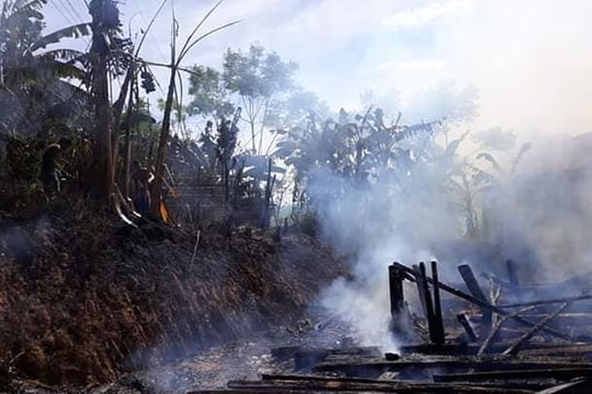 Dưới trời nắng nóng, một ngôi nhà sàn bị lửa thiêu rụi
