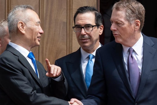 Nga bắt trợ lý phái viên Putin vì tội phản quốc; Mỹ - Trung nối lại đàm phán thương mại 