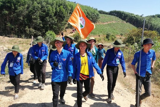 Sinh viên tình nguyện dạy bơi cho trẻ em xã miền núi Thanh Chương