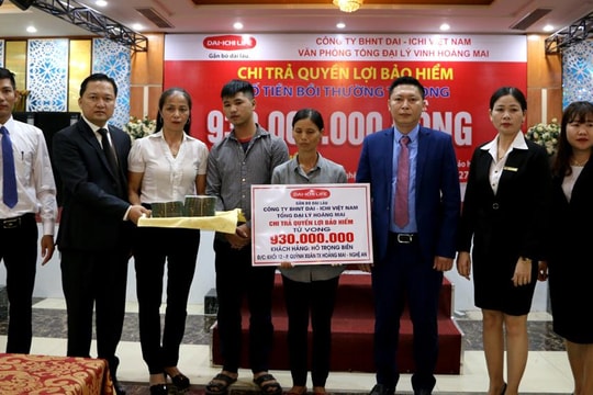 Bảo hiểm Nhân thọ Dai-ichi chi trả 930 triệu đồng quyền lợi bảo hiểm cho khách hàng