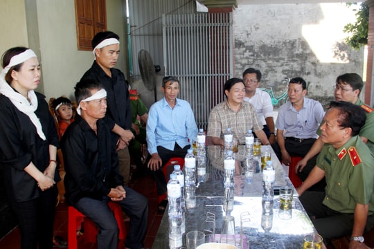 Lãnh đạo các cơ quan báo chí quê Nghệ An thăm hỏi các gia đình thuyền viên mất tích, tử vong