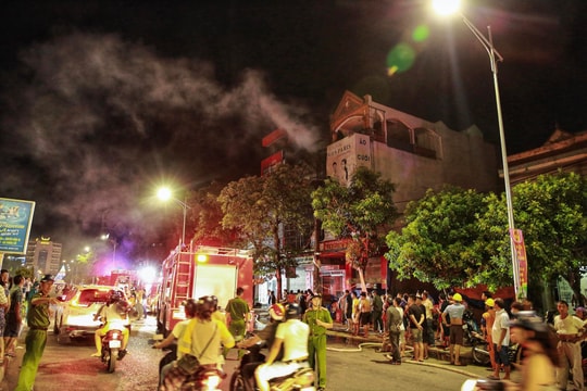 Cháy lớn bao trùm một ảnh viện áo cưới ở thành phố Vinh