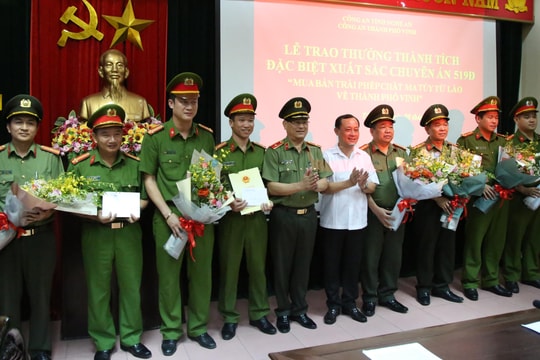 Khen thưởng các đơn vị phá vụ án bắt trùm ma túy đốt ô tô hòng phi tang