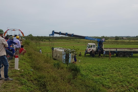 Xe chở công nhân lật xuống ruộng ở Nghệ An, ít nhất 10 người bị thương