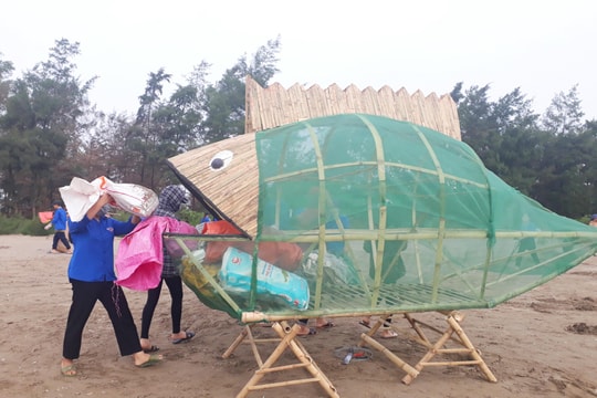 Ngộ nghĩnh 'cá bống xin rác' ở bãi biển 