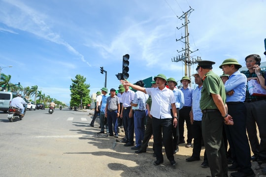 Chủ tịch UBND tỉnh kiểm tra tiến độ thi công thông đường Hồ Tông Thốc