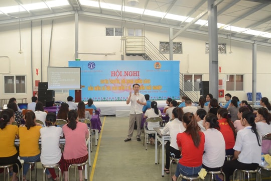 Tuyên truyền chính sách bảo hiểm xã hội cho hơn 230 công nhân may ở Nghệ An