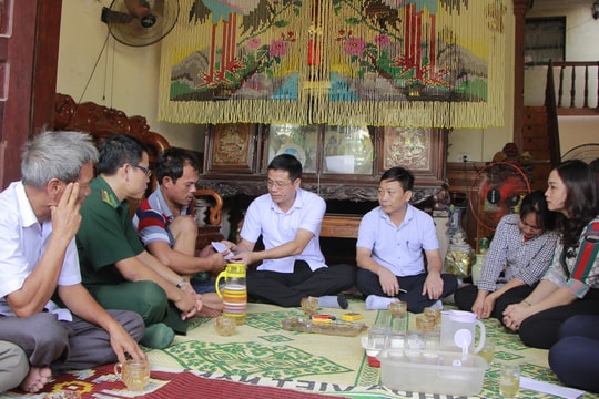 Hoạt động thăm hỏi gia đình gặp nạn, hỗ trợ người nghèo ở các địa phương