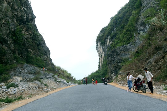 Giới trẻ hào hứng check-in tại 'cổng trời' Nghệ An